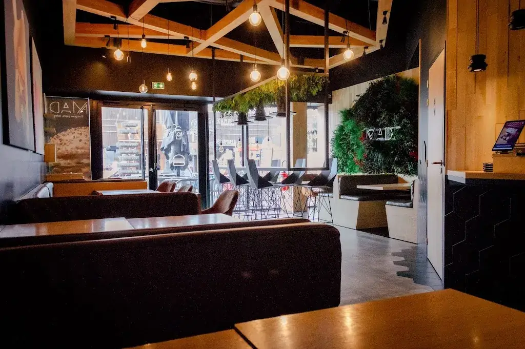 MADE Burgers Atoll_Beaucouzé_slider_image_1