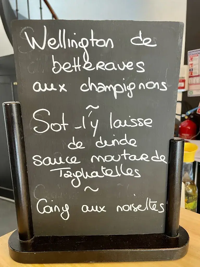 Dave Roberts_Fresnay's Café_Fresnay-sur-Sarthe_review