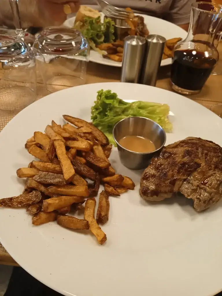 Liz Oakley_Fresnay's Café_Fresnay-sur-Sarthe_review