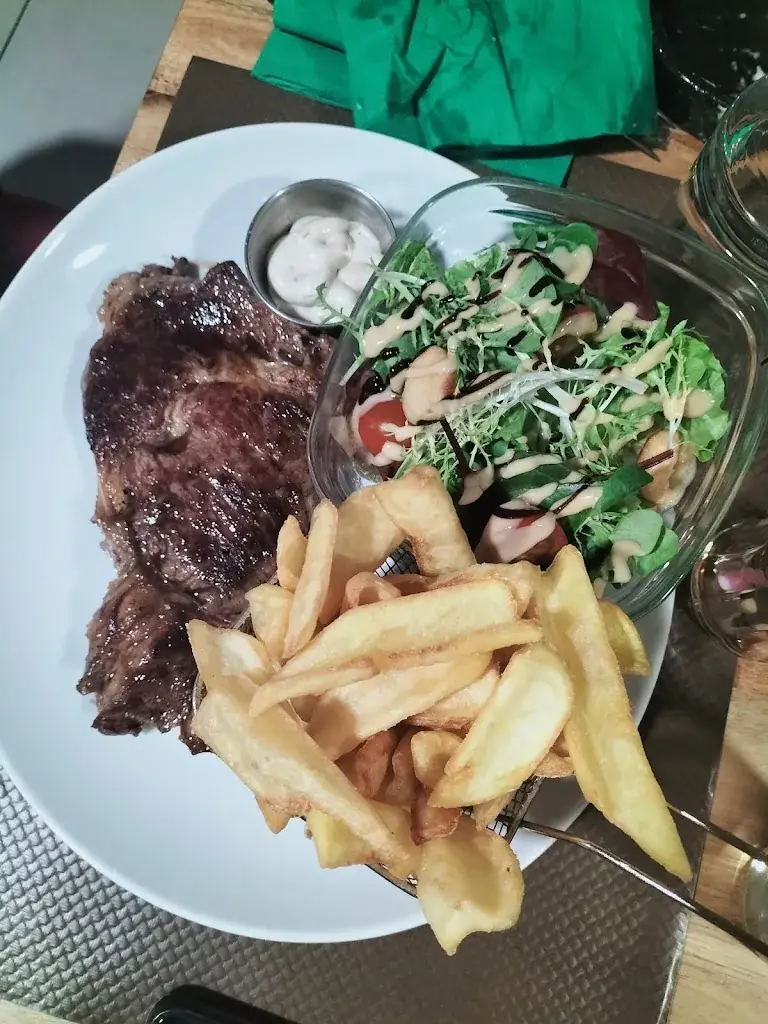 Sabrina Ahmedchaouch_Le petit café_Saint-Jean-de-Moirans_review