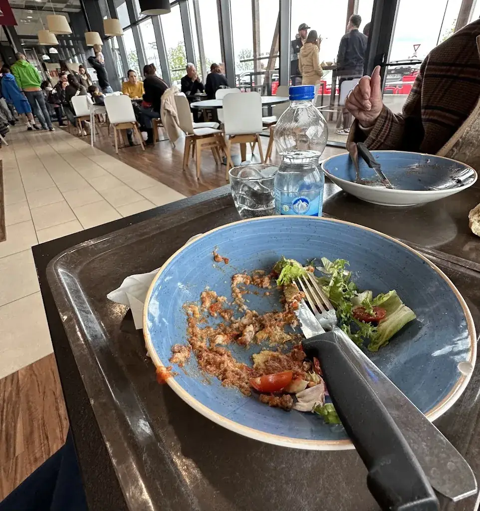 Matthieu Chapelle_Stratto / Stratto Cafétaria - Aire de la Mayenne_Bonchamp-lès-Laval_review