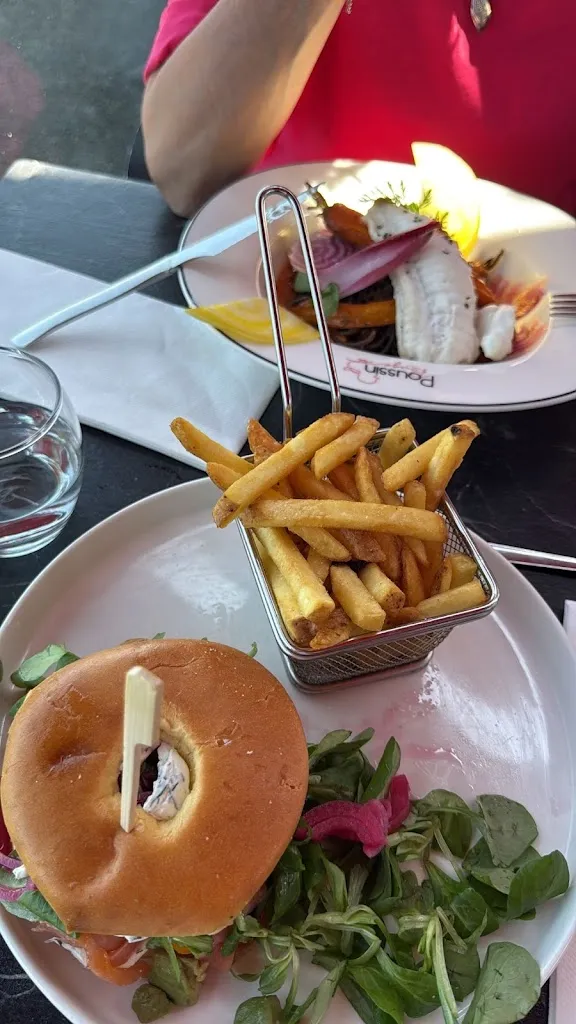 Nena Schonkeren_Le poussin rouge_Rezé_review