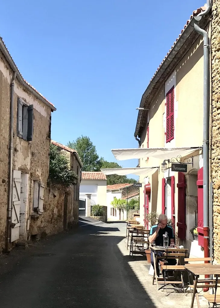 Louise Hill_La Petite Taverne_Moutiers-sur-le-Lay_review
