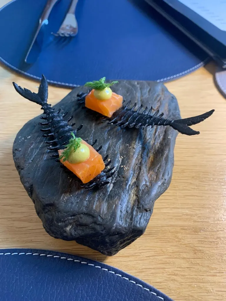 Sarah Hey_Les Genêts_Brem-sur-Mer_review