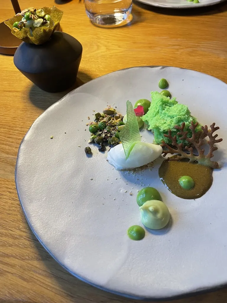 F .Ali_Maison Nipa_Fillé_review