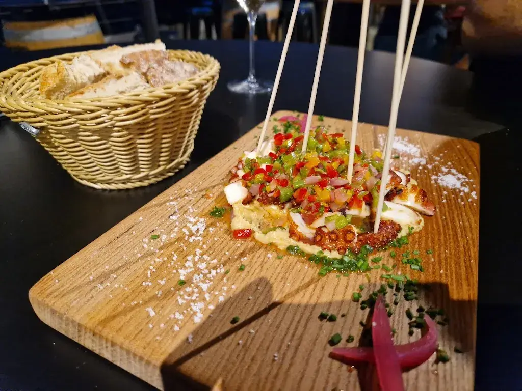 Jean-Luc Godard_HC Chambéry (Holy Chips)_Ravoire_review