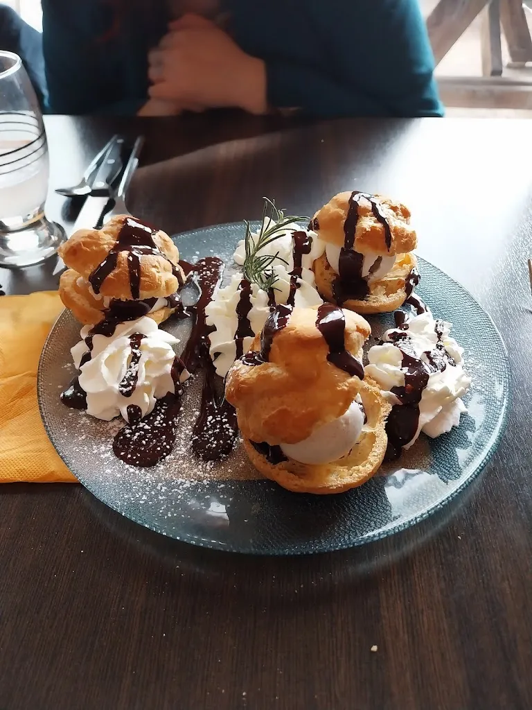 deloup goux_Les Demoiselles_Hauts-d'Anjou_review