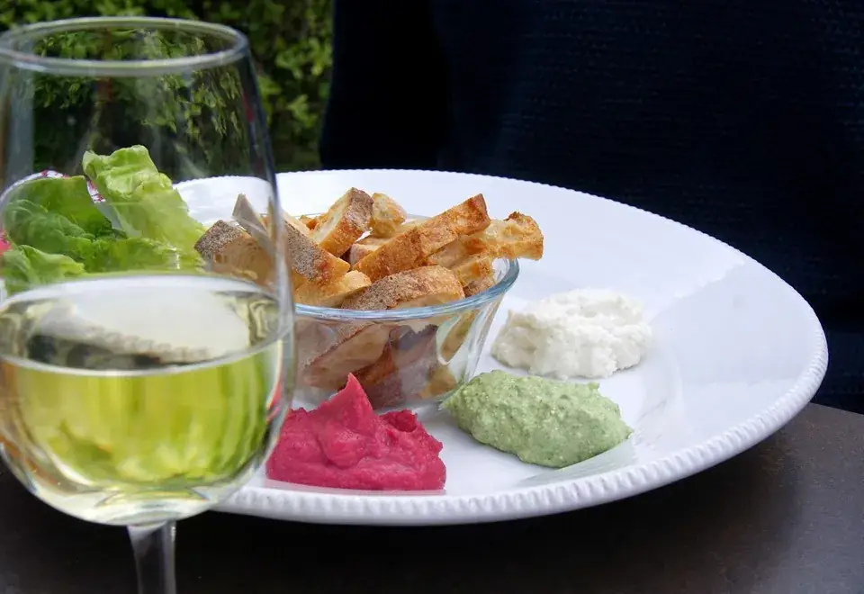 Guinguette et hébergement touristique Au Bout de l'île - Restaurant, gîte, chambres d'hôtes, yourtes et toue cabanée _Mauges-sur-Loire_slider_image_2