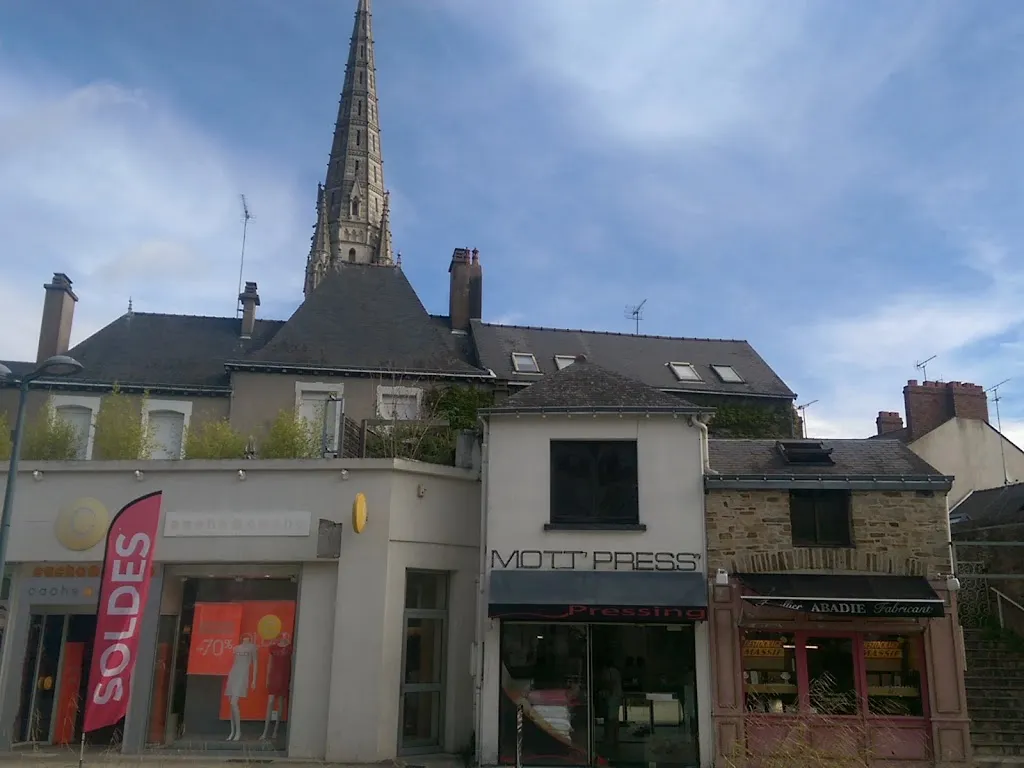 Adam Dooley_Au Vieux Castel_Châteaubriant_recensione