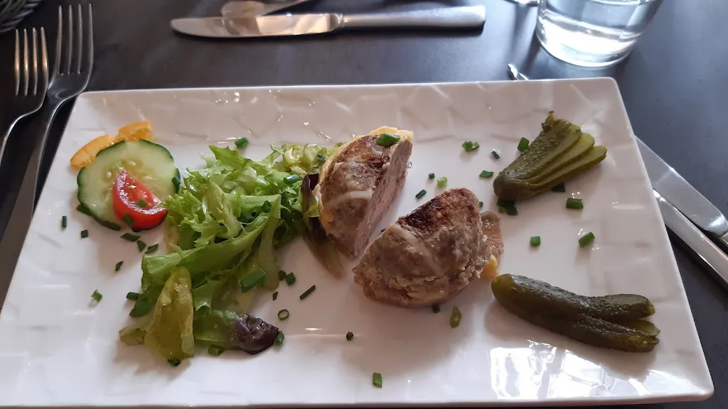 Le Dinan restaurant in Thoiré-sur-Dinan