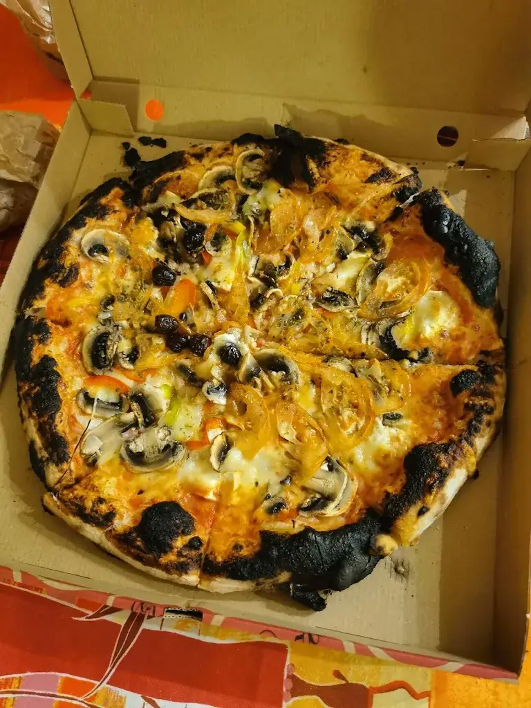 Monfé Pizza_Montferrat_slider_image_2