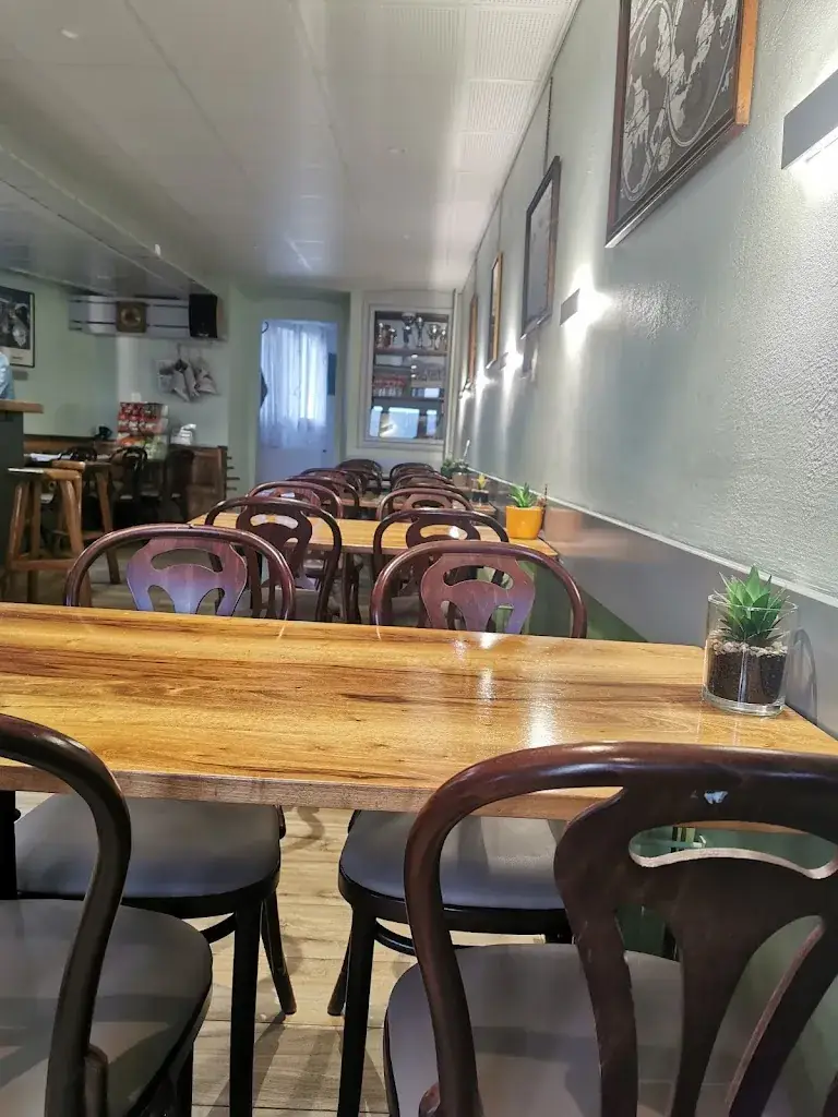 Philippe Vergères_Le Commerce_Saint-Gingolph_review