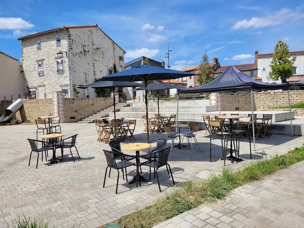 CAVE ET BAR A VINS NATURELS - GRANIT Restaurant in Clisson