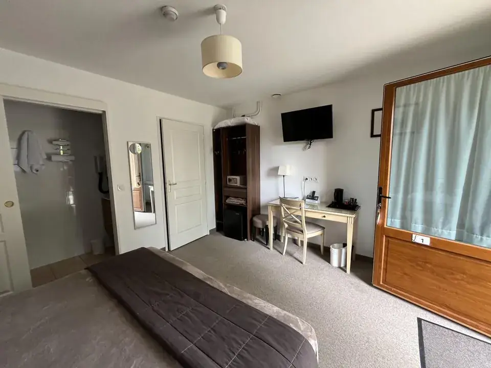 Logis Auberge le Petit Pont restaurant in Tennie