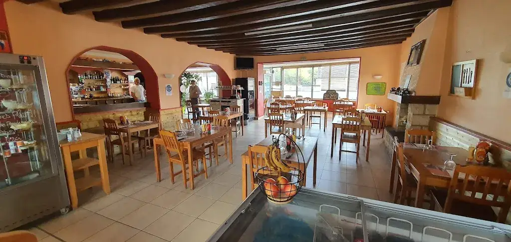 Le Relais 23 restaurant in Connerré