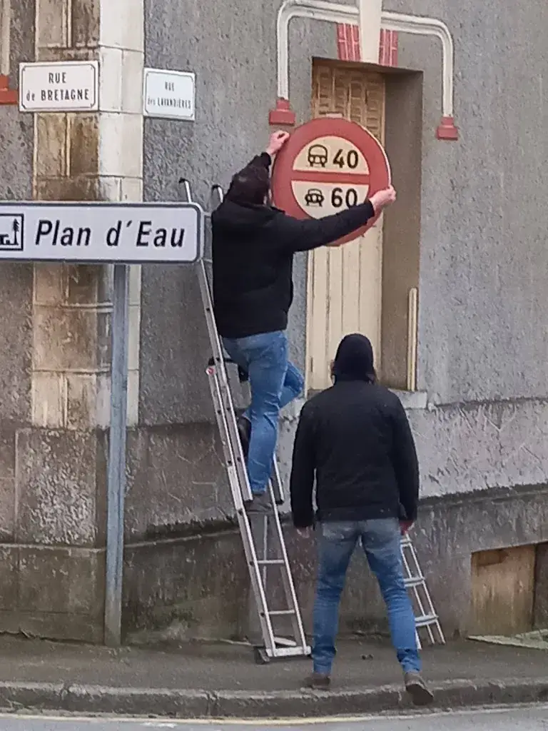 Courcité City Hall restaurante en Courcité