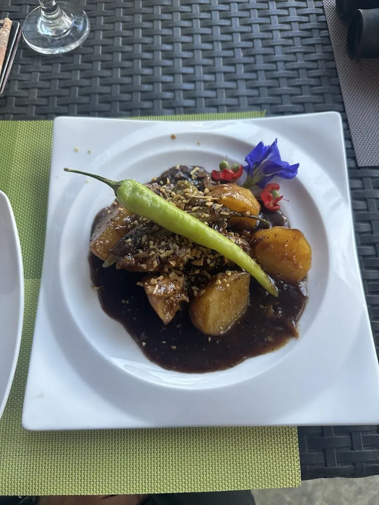 Christopher Pierce_KinaJohn Bar and Restaurant_Philippines_reseña