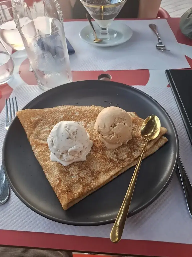 Santiago Montejo_LA BARAQUE A CREPES par TOM et MARIE_Huillé-Lézigné_review