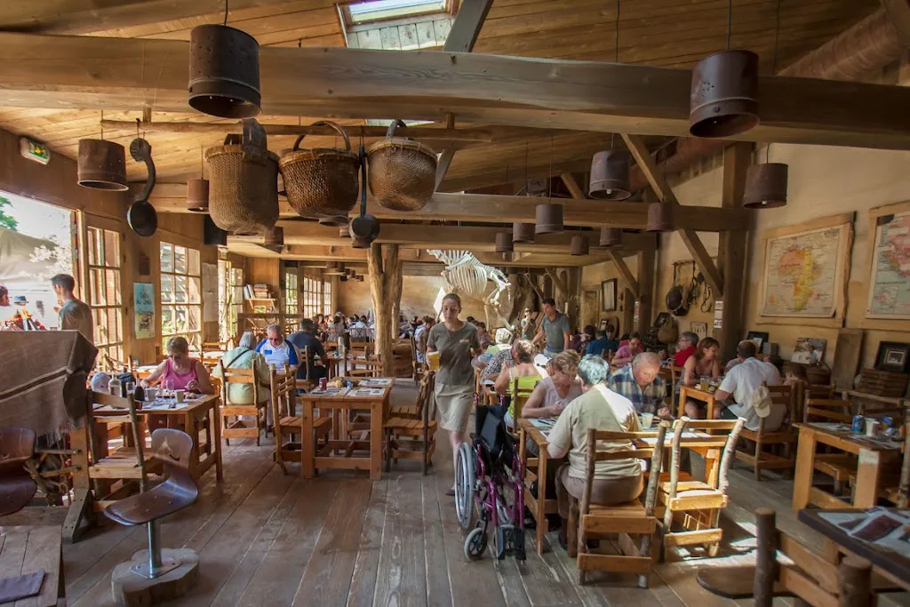 Le Camp Des Girafes Restaurant in Doué-en-Anjou