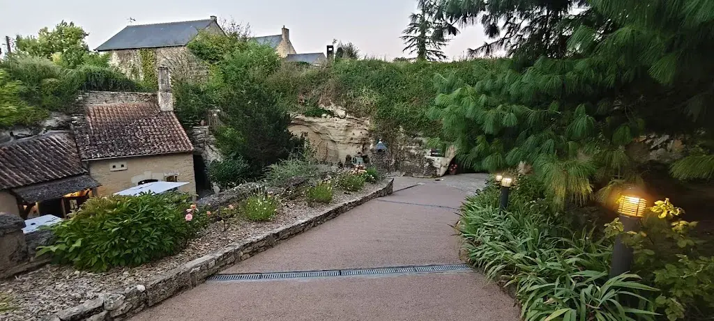 Steeve A REED_Restaurant Les Caves de la Genevraie_Louresse-Rochemenier_review