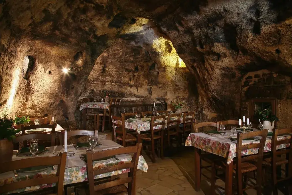 Restaurant Les Caves de la Genevraie restaurant in Louresse-Rochemenier
