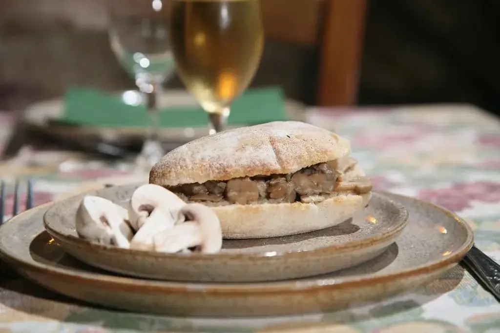 Restaurant Les Caves de la Genevraie_Louresse-Rochemenier_slider_image_3