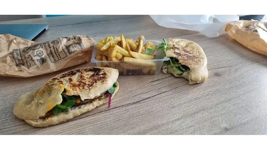 Les Pluches Patates Food Truck restaurant in Doué-la-Fontaine