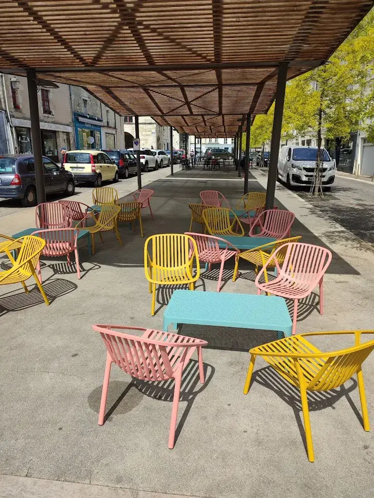 Les Halles Bar-Brasserie restaurant in Fontenay-le-Comte