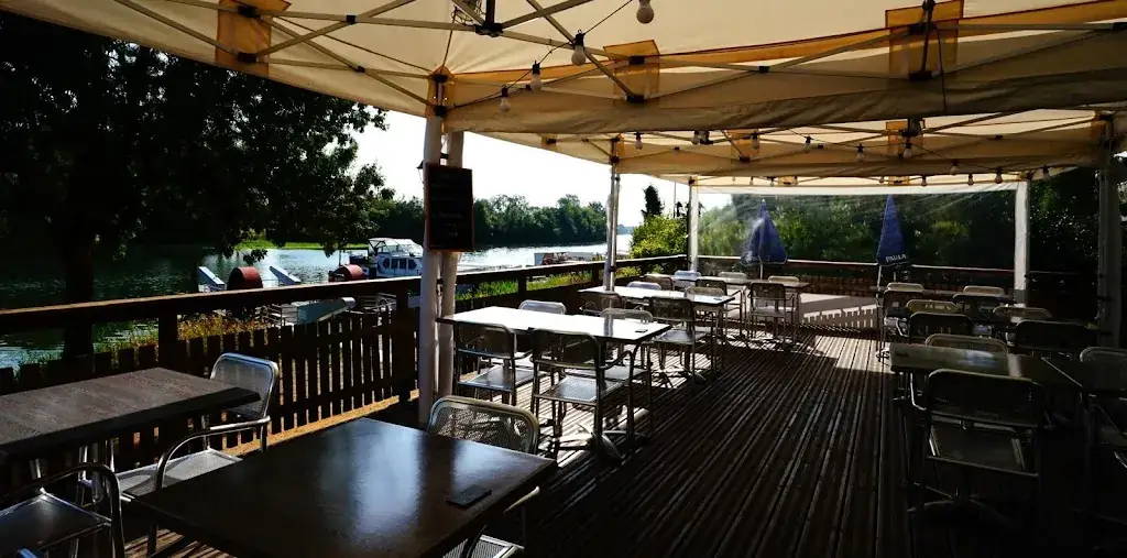 La Guinguette de Pruillé restaurant in Longuenée-en-Anjou