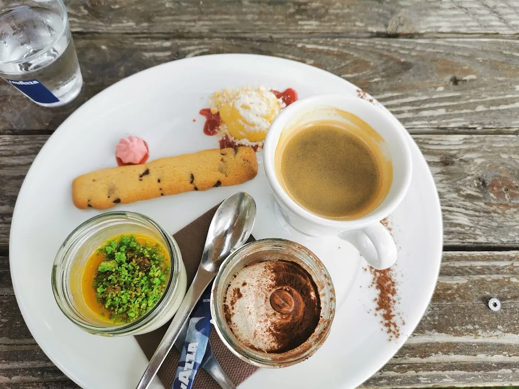 Mia Perez_Le Canott'_Jard-sur-Mer_review