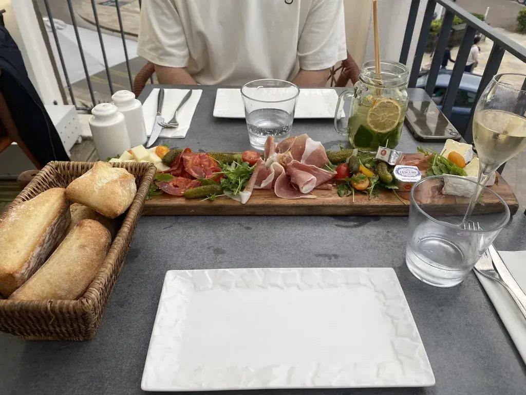 Iynna Halilou_La Villa_Baule-Escoublac_review