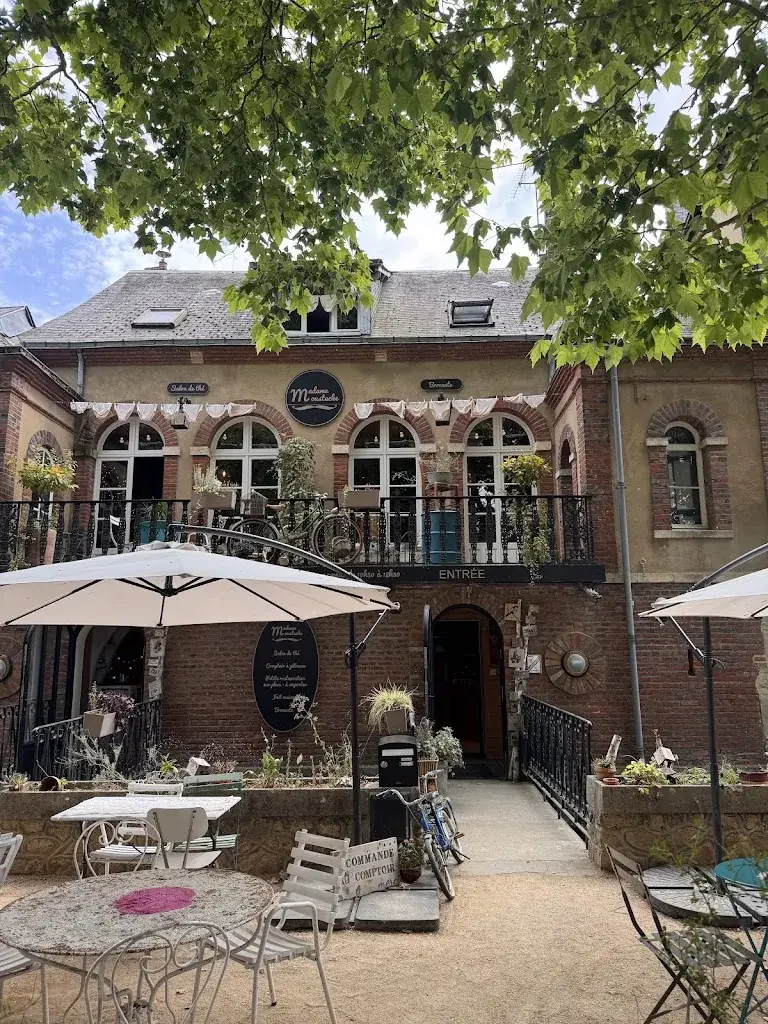 Jennifer Caballero_Madame Moustache_Ferté-Bernard_review