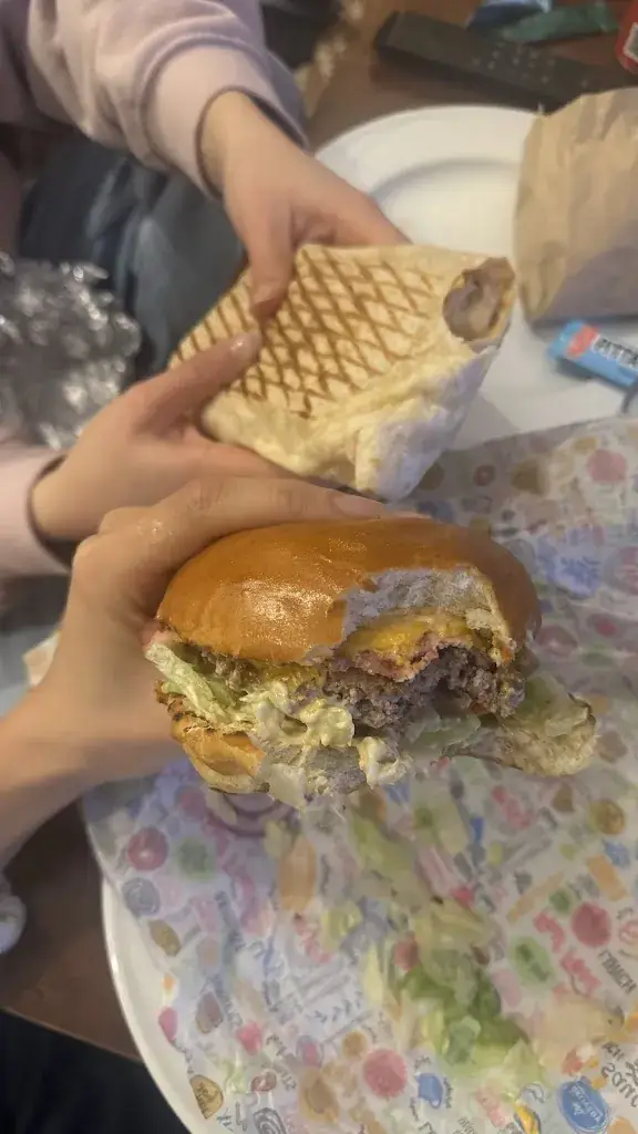 sirine charni_FAST FOOD Du Pont Neuf_Alby-sur-Chéran_recensione