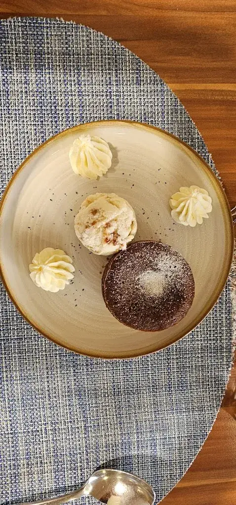 michael richou_L'Alplaya_Tharon-plage_review