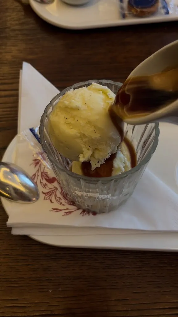 Café Varenne_Paris_slider_image_2