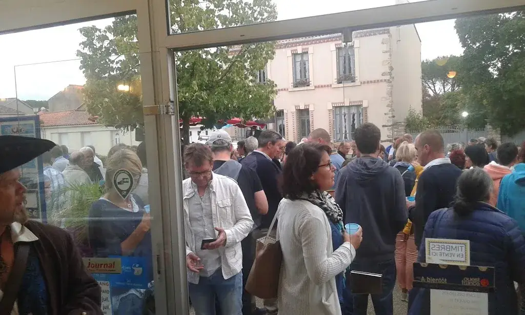 Café des Sports Tabac Superette Point Poste restaurant in Landeronde