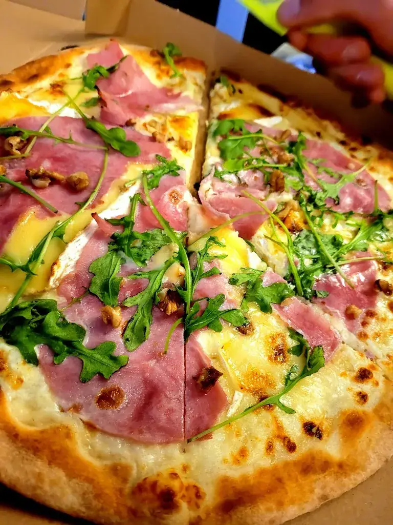 Pizzeria BELLA restaurant in Lassay-les-Châteaux