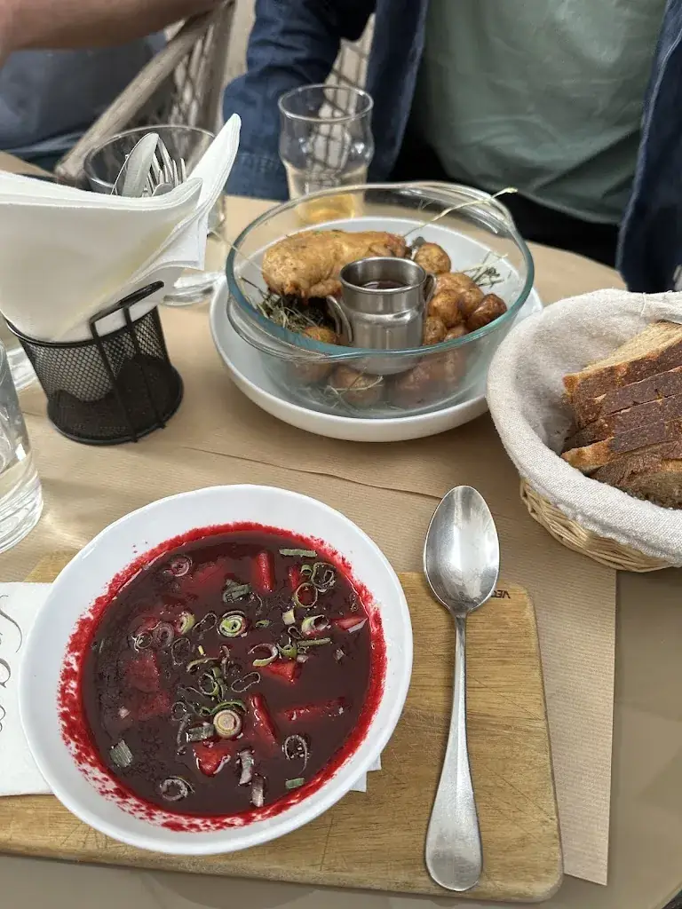 Courtnie Clemens_Restaurant Le Cellier_Paris_review