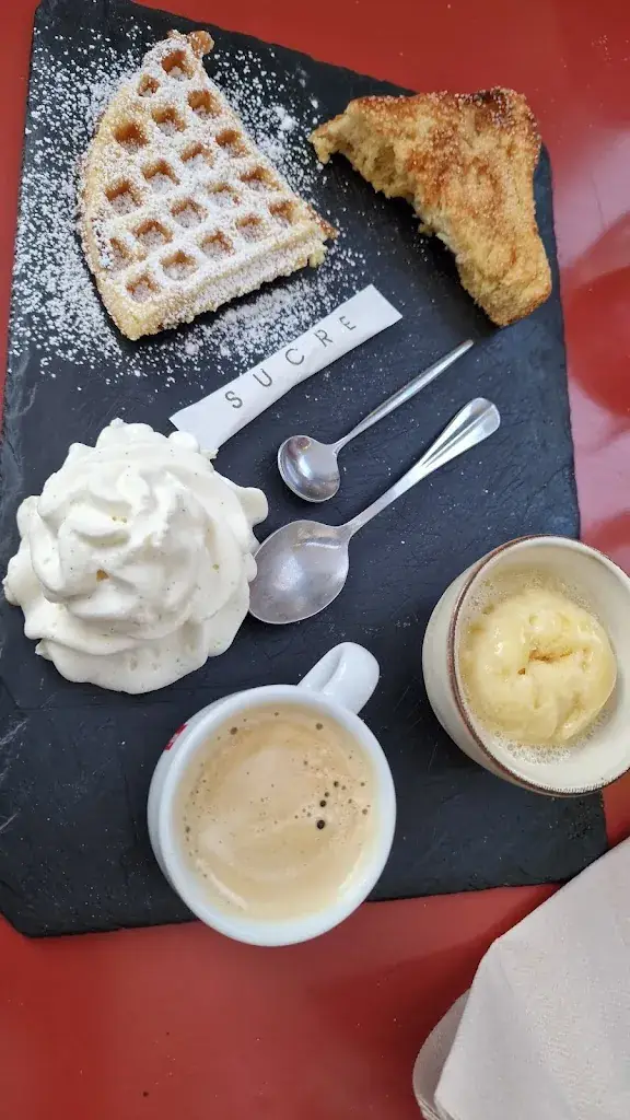 Anthony Hzt_Chez Madame, Monsieur_Lude_review