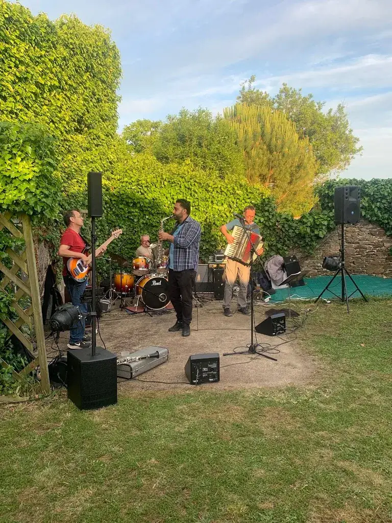 Zahi Boustany_Chez Les Filles_Pallet_review