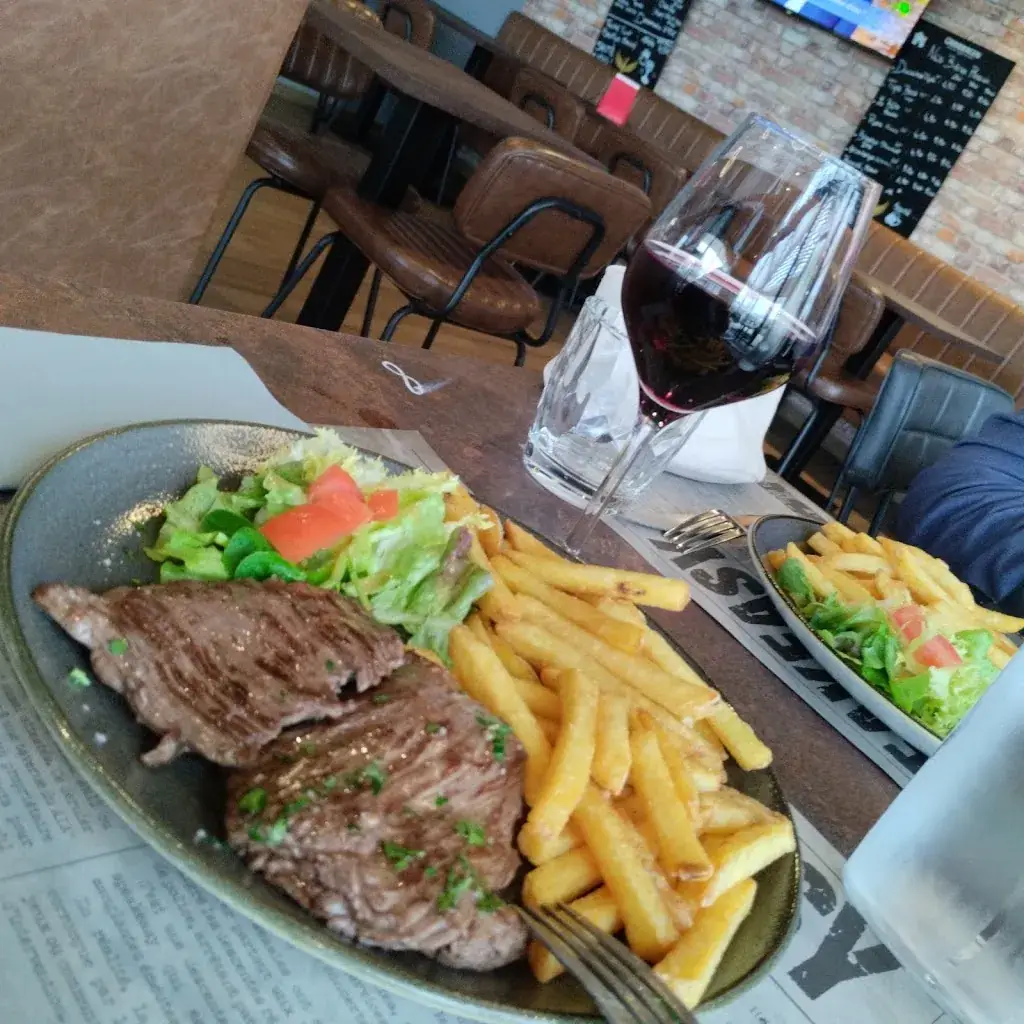 THE SPEAKEASY BAR-RESTAURANT_Magnils-Reigniers_slider_image_1