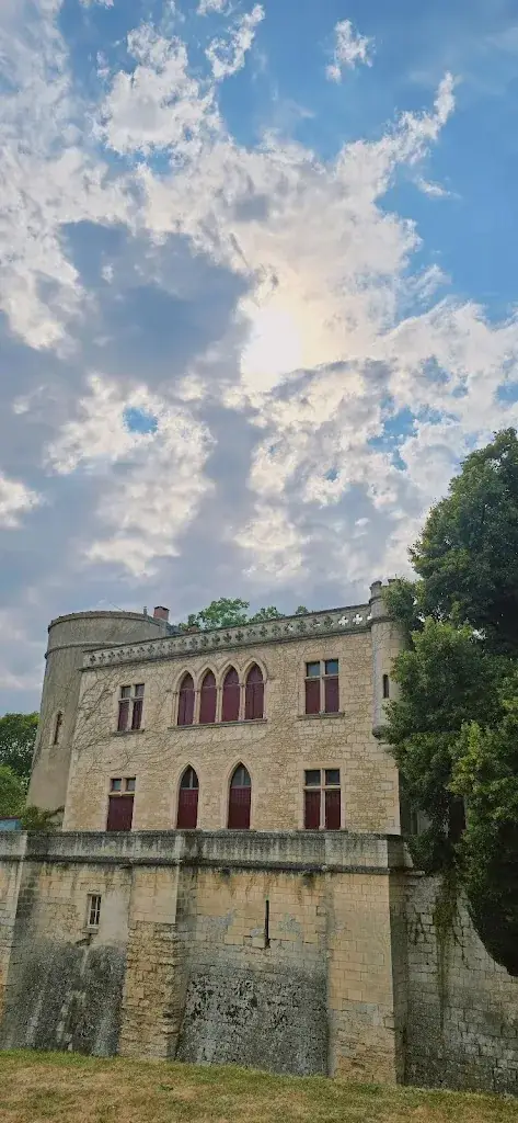 James Macdonald_Restaurant L'Echauguette - Terrasse au bord de l'eau_Maillezais_review