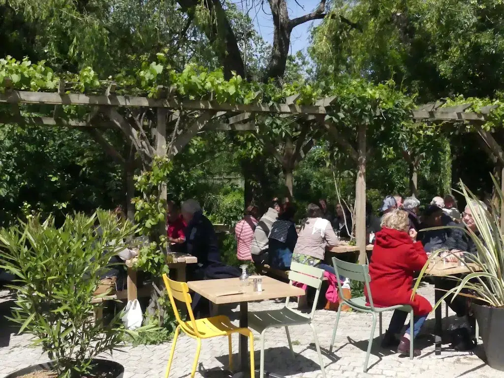 Annette Khan_Restaurant L'Echauguette - Terrasse au bord de l'eau_Maillezais_review