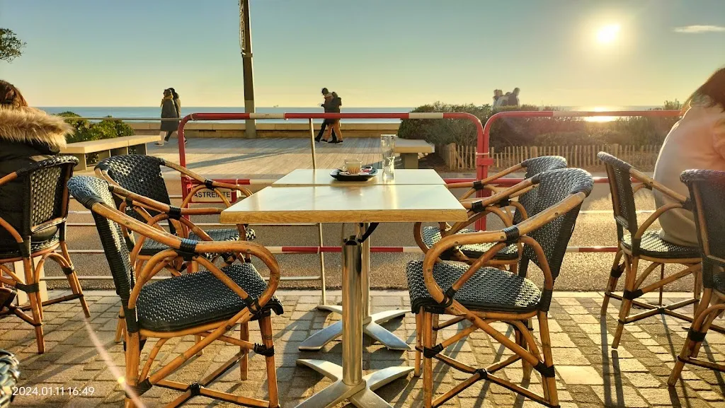 Zeki Akbas_La Comète_Sables-d'Olonne_review