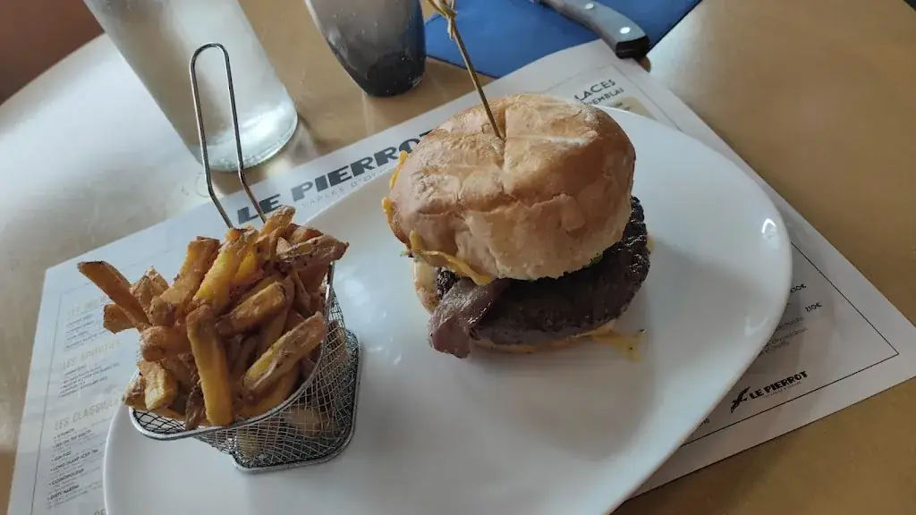 Callum Evans_Le Pierrot_Sables-d'Olonne_review