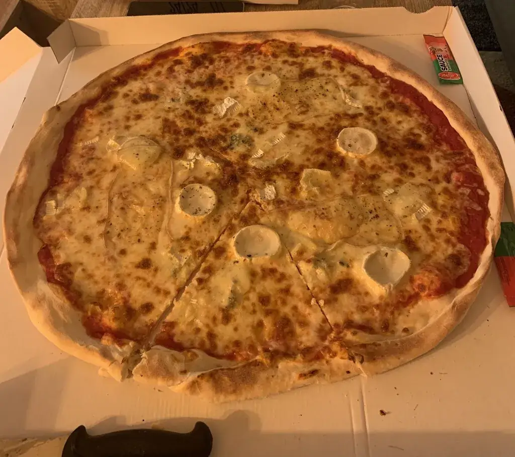 Florian_Le Réconfort distributeurs de pizzas artisanales 24h7j_Martigné-sur-Mayenne_review