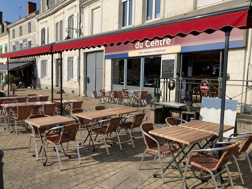 Le central restaurant in Mayet