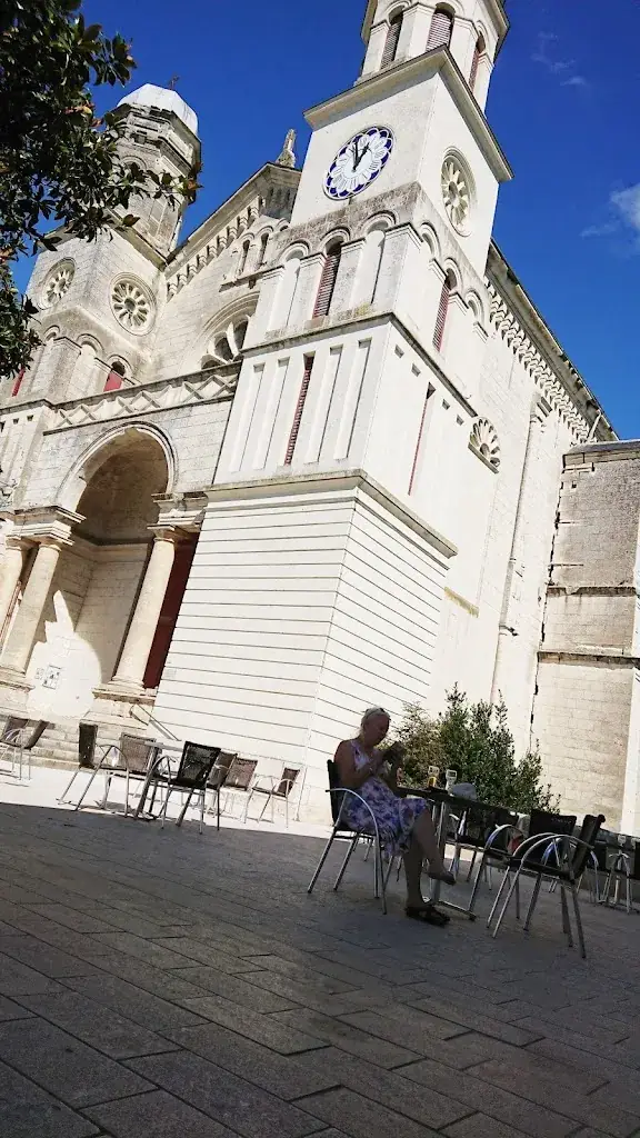 Kevin Grahame_Port Poisson_Saint-Clément-des-Levées_review