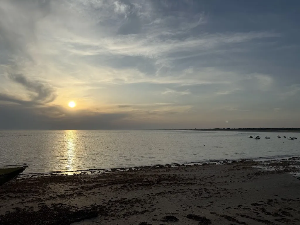 Martin Wingate_Café de la plage_Saint-Hilaire-de-Riez_review