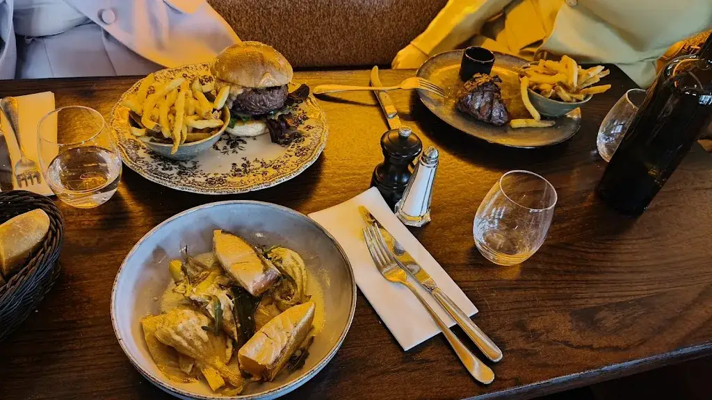 Georges Costantine_CAMILA_Paris_Bewertung